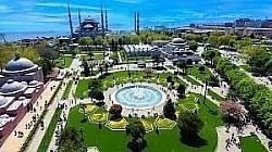 Sultanahmet.Sultanahmet Meydanı yerli ve yabancı ziyaretçilerin ilgisini çeken İstanbul’un en büyük tarihi semtlerinden biri. Fatih bölgesini keşfetmeye Sultanahmet Meydanı ve burada bulunan Sultanahmet Camii, Ayasofya Camii’den başlayabilirsiniz.   .........................................................................                       Binbirdirek, Sultan Ahmet Parkı No:2, 34122 Fatih/İstanbul