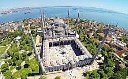 Sultanahmet Camii.Sultanahmet Meydanı’nın adını aldığı en ünlü yapısı olan Sultanahmet Camii, Osmanlı döneminden kalan en önemli camilerden biridir. Mavi renk İznik çinileriyle süslü iç mekanı ve altı minaresi ile ilgi çekicidir. ......................................................................... Binbirdirek, Sultan Ahmet Parkı No:2, 34122 Fatih/İstanbul
