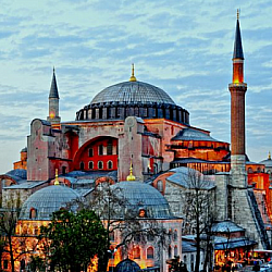 Ayasofya Camii.Sultanahmet Camii’nin karşısında bulunan Ayasofya Camii Bizans döneminde kilise olarak yapılmış tarihi bir yapıdır. Ayasofya, İstanbul’un tarihi ve kültürel simgelerinden biridir. 6.yüzyılda Bizans İmparatoru I. Justinianus tarafından inşa ettirilmiştir bir kiliseydi.  15. yüzyılda İstanbul'un Osmanlı İmparatorluğu tarafından fethedilmesiyle camiye dönüştürülmüştür. 1935 yılından 2020 yılına kadar ise Türkiye Cumhuriyeti tarafından müze olarak kullanılmıştır. 2020 yılında yeniden cami olarak ibadete açıldı...............................................................Sultan Ahmet, Ayasofya Meydanı No:1, 34122 Fatih/İstanbul