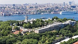 Topkapı Sarayı Müzesi.Topkapı Sarayı Osmanlı İmparatorluğu’nun önemli saraylarından biridir. Sultanahmet Meydanı’nın hemen yanında yer alır. Saray içindeki müzelerde tarihi eserleri ve Osmanlı dönemine ait koleksiyonları görebilirsiniz........................................ Cankurtaran, 34122 Fatih/İstanbul