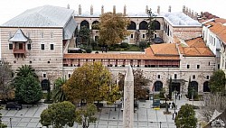 Türk ve İslam Eserleri Müzesi.İslam sanatına farklı dönemlere ait el yazmaları, minyatürler, halılar, seramikler, hat örnekleri ve tarihi eserlerin sergilendiği bir müze. 1984 yılında Avrupa Konseyi Yılın Müzesi Yarışması Jüri Özel Ödülü’ne ve 1985’teki Avrupa Konseyi UNESCO’nun çocuklara kültür mirasını sevdirme konusundaki ödüllerine sahip.Açık olduğu saatler:                                                                Her gün 09:00-20:00 / gişe kapanış saati 19:30..........................................................................  Binbirdirek, At Meydanı Cd No:12, 34122 Fatih/İstanbul