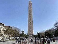 Dikilitaş, Yılanlı Sütun ve Örme Sütun.Sultanahmet Meydanı’nda göreceğiniz bu taşlar farklı dönemlerde konulmuş. Bu taşlar Bizans İmparatorluğu’nun diğer şehirlerine giden mesafelerin ölçüldüğü başlangıç noktası olarak alınıyordu.......................................................Sultanahmet, Binbirdirek, 34122 Fatih/İstanbul