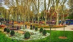 Gülhane Parkı.İstanbul'un en eski ve büyük parklarından biri olan Gülhane Parkı, tarihi ağaçlar, çiçekler, göletler ve güzel peyzajıyla huzurlu bir ortam sunar. Parkta yürüyüş yapabilir, piknik yapabilir veya dinlenmek için banklarda oturabilirsiniz.  Ayrıca, park içinde bulunan 5-6 yüzyılları arasında yapıldığı düşünülen Gülhane Sarnıcı'nı da ziyaret ederek büyülü atmosferine tanık olabilirsiniz..........................................................................Cankurtaran, Kennedy Cad., 34122 Fatih/İstanbul
