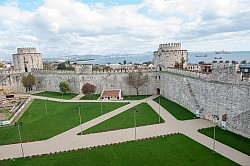 Yedikule Hisarı Müzesi (Yedikule Zindanları).Yedikule surlarında ilk kule Doğu Roma İmparatorluğu’nun II. Theodosius döneminde 413 yılında inşa edildi. Bizanslılar döneminden daha sonra buraya birkaç kule daha yapıldı. Osmanlıların İstanbul’u fethetmesiyle Fatih Sultan Mehmet tarafından üç kule daha yaptırıldı ve bölgede toplam 7 kule oluştu. 1457 yılında kulelerin tamamlanmasıyla bulunduğu bölge Yedikule olarak anılmaya başlandı. Kuleler, Doğu Roma İmparatorluğu döneminde şehre giriş kapısı, savunma, hapishane ve infaz yeri olarak kullanılmıştır.  Osmanlı İmparatorluğu döneminde kuleler arasında surla örülüp kaleye bağlanarak burada bir garnizon oluşturuldu ve Hazine-i Hümayun buraya taşındı. Genç Osman başta olmak üzere burası suçlu elçiler ve devlet adamları için zindan olarak kullanıldı. Daha sonra burası hapishaneden baruthaneye dönüştürüldü. Bir süre hayvanat bahçesi olarak  da kullanıldı. Daha sonra Müze-i Hümayun İdaresi’ne bağlandı ve Hisar içine Kız Sanat Okulu kuruldu. Cumhuriyet Dönemi’nde 1968 yılında İstanbul Hisarlar Müzesi Müdürlüğü’ne bağlandı ve restorasyon çalışmalarıyla güçlendirmeler yapıldı..........................................................................Yedikule, Yedikule Meydanı Sk. No:9, 34107 Fatih/İstanbul
