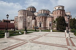 Molla Zeyrek Camii (Pantokrator Manastırı Kilisesi).İstanbul’un fethinden sonra manastırdan camiye çevrilen Bizans dönemine ait yapılardandır. 1118-1124 yılları arasında Bizans İmparatoru II. İoannis ve ailesi tarafından yaptırılmıştır. İmparatoriçe Irene Komnena’nın bağışlarıyla kilise, kütüphane ve hastane yapıları içeren Pantokrator (yani Yüce İsa) Manastırı olarak inşa edilmiştir.  İstanbul’un fethine kadar Haçlı Seferleri’nin de etkisiyle hasara uğrayan kilise İstanbul’un fethinden sonra Fatih Sultan Mehmet tarafından camiye ve medreseye çevrilmiş. Bu nedenle hem Bizans hem de Osmanlı izlerine ait mimari özellikleri bulunmaktadır..........................................................Zeyrek, İbadethane Sk. No:2, 34083 Fatih/İstanbul