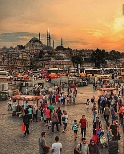 Eminönü Meydanı.İstanbul’un en hareketli meydanlarından biri ve bölgenin kalbi. Eminönü Meydanı’nda kalabalık sokakları birleştiren canlı bir alışveriş ve kültür merkezi oluşmuştur. Meydanı dolaşarak buradaki tarihi yapıları ziyaret edin, sokak satıcılarından yiyecek atıştırmalıklar alın, çeşitli hediyelik eşya satan dükkanları keşfedin..............................................................Hobyar, Büyük Postane Cd. No:42, 34112 Fatih/İstanbul