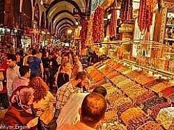 Mısır Çarşısı.Eminönü’nün en ünlü en renkli çarşısı. Burada lokum çeşitleri, kuruyemiş, çay çeşitleri ve daha birçok yerel lezzet, baharat, el işi ürünler bulabilirsiniz. Mısır Çarşısı, Osmanlı döneminde baharat ticareti için kullanılıyordu ve günümüzde de hala geleneksel pazar atmosferini korumaktadır.......................................................Rüstem Paşa, 34116 Fatih/İstanbu