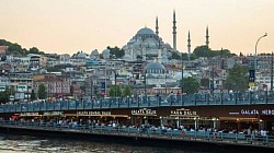 Galata Köprüsü, İstanbul'da Haliç üzerine yapılmış, Karaköy'le Eminönü'nü birleştiren köprüdür. 1994 yılı Aralık ayında tamamlanarak hizmete girmiş olan ve günümüzde hizmet vermekte olan Galata Köprüsü, 490 metre uzunluğunda ve 80 metrelik kısmı açılabilen bir baskül köprüdür............................................................ Kemankeş Karamustafa Paşa, Galata Köprüsü, 34425 Beyoğlu/İstanbul