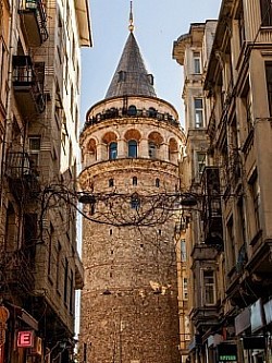 Galata Kulesi ilk olarak Bizans İmparatoru Justinianos tarafından MS 507 - 508 yılında inşa edilmiştir. Günümüzdeki kuleyi 1348 - 49 yılında Cenevizliler yeniden inşa etmiştir. Kule 1445 - 46 yılları arasında yükseltilmiştir. 1500'lü yıllarda depremden zarar görerek Mimar Murad bin Hayreddin tarafından onarılmıştır. III. Selim döneminde kule onarıldıktan sonra, kulenin üst katına bir cumba eklenir. 1831'de kule bir yangın daha geçirir, II. Mahmut kulenin üzerine iki kat daha çıkar ve külah biçiminde olan ünlü dam örtüsüyle kulenin tepesi kapatılır. 1967'de onarım gören kule, 2020 yılında tekrar restore edilir.......................................................................Bereketzade Mb. Büyük Hendek Caddesi, No: 2, Galata / Beyoğlu / İstanbul